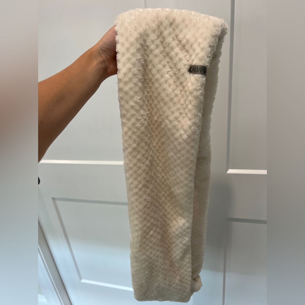 Calvin Klein Fur Infinity Scarf (white)